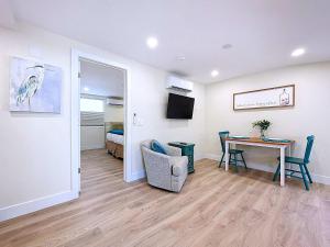 TV a/nebo společenská místnost v ubytování Serendipity steps to beach & fishing dock