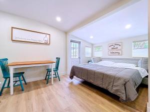 Postel nebo postele na pokoji v ubytování Serendipity steps to beach & fishing dock + 18 fotografií