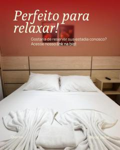 póster para una habitación de hotel con cama en HN-Hotel Natal Penha, en Penha