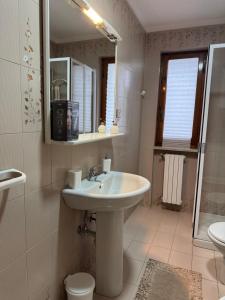 Dimora dei Nonni في Pomarico: حمام أبيض مع حوض ومرحاض