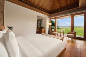 Un dormitorio con una cama blanca y una ventana grande. en Legacy Mekong, Can Tho, Autograph Collection, en Can Tho 119 fotos más