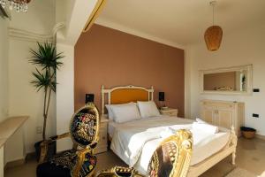 Una cama o camas en una habitación de 18th floor Nile View with Jacuzzi in Zamalek