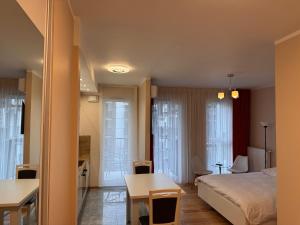 En eller flere senge i et værelse på Apartament Garbary 84 parking free + 3 billeder