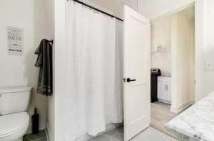 Koupelna v ubytování Jungle House Luxury Homes - Columbus Downtown Short North - Near Convention Center & Nationwide Arena - Sleeps up to 16 - Free Parking - Over 5,800 Five Stars