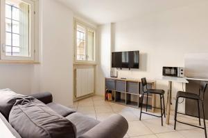 San Sisto Apartment في بياتشينزا: غرفة معيشة مع أريكة وتلفزيون +7 صور