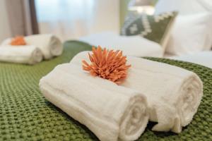 a pile of towels sitting on top of a table at Superior Apartment Dingolfing - Design & Komfort in Dingolfing