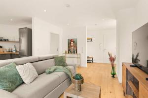 TV a/nebo společenská místnost v ubytování Superior Apartment Dingolfing - Design & Komfort