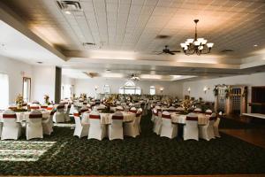 a banquet hall with tables and chairs in a room at Deer Valley Lodge in Barneveld +24 photos