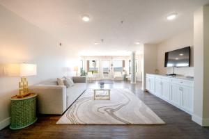 Телевизор и/или развлекательный центр в Kasa Gold Coast Inn Traverse City