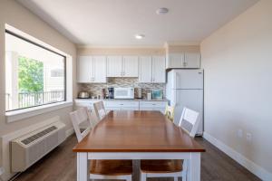 Кухня или мини-кухня в Kasa Gold Coast Inn Traverse City
