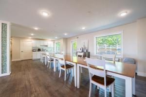 Кухня или мини-кухня в Kasa Gold Coast Inn Traverse City
 +2 фотографии