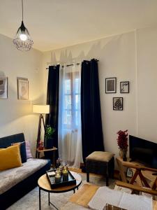 Una sala de estar con un sofá y una ventana. en Hygge House, en Arachova