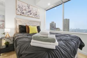 Postel nebo postele na pokoji v ubytování Luxury 1Beds and 2Beds in Downtown Edmonton close to Rogers