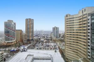 una vista de una ciudad con edificios altos en Luxury 1Beds and 2Beds in Downtown Edmonton close to Rogers, en Edmonton