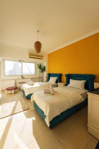 Postel nebo postele na pokoji v ubytování 18th floor Nile View with Jacuzzi in Zamalek