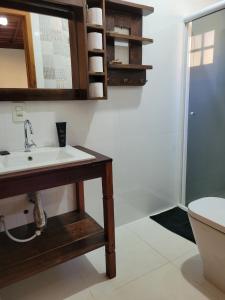 een badkamer met een wastafel en een toilet bij Chácara Recanto Colibri in Socorro