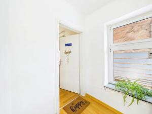 Wald & Ruhe Kordel في Kordel: ممر مع نافذة وباب