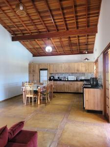 een grote keuken met een tafel en stoelen bij Chácara Recanto Colibri in Socorro