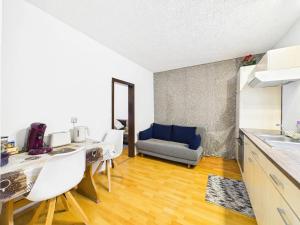 Wald & Ruhe Kordel في Kordel: مطبخ وغرفة معيشة مع طاولة وكراسي