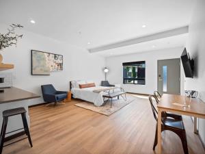 TV a/nebo společenská místnost v ubytování Uprise Bridgewater Lofts