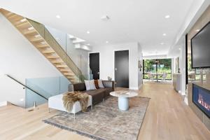 TV a/nebo společenská místnost v ubytování Modern Luxury 8BR Combined Townhome with NYC Views