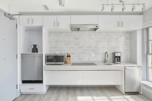 Kuchyň nebo kuchyňský kout v ubytování The King Street House By Kasa