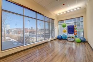 Kasa Westown Milwaukee في ميلووكي: غرفة فارغة مع نوافذ كبيرة في مبنى +8 صور