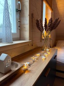 a bathroom with a counter with flowers and a sink at Osada California in Grudna