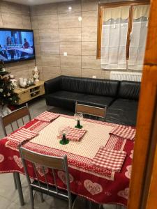 a living room with a table and a couch at Gîte au cœur du vignoble in Riquewihr