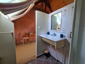ein Badezimmer mit Waschbecken und Spiegel in der Unterkunft Kêr Neizh Breizh - Gîtes de Charme - Le Petit Châtelier in Saint-Samson-sur-Rance + 31 Fotos