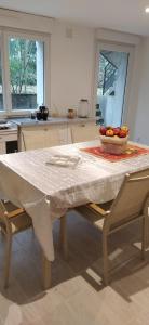 Una cocina con una mesa con un bol de fruta encima. en L'Ecureuil Gourmand, chambre d'hôtes en Anjou Bleu, en Saint-Martin-du-Bois