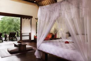 מיטה או מיטות בחדר ב-Naya Gawana Resort & Spa