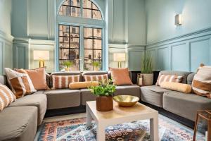 a living room with two couches and a table at The Maverick By Kasa in Pittsburgh