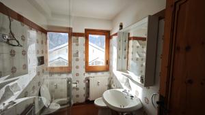 un bagno con due lavandini e due WC di La Betulla a Verrand Altre 38 foto