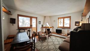 un soggiorno con un divano e un tavolo di La Betulla a Verrand