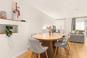 Posezení v ubytování Deluxe Apartment Dingolfing - Design & Space + 15 fotografií