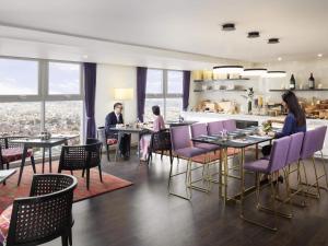 Un restaurant u otro lugar para comer en Mercure Hai Phong