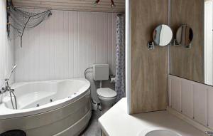 Ένα μπάνιο στο Cozy Home In Rechlin With Sauna