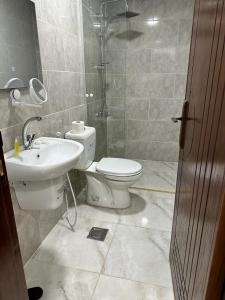 un baño con inodoro y lavabo en Mountain Echo Inn, en Taiyiba 31 fotos más