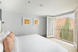 Postel nebo postele na pokoji v ubytování The King Street House By Kasa