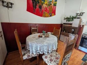 a dining room with a table and chairs and a kitchen at Hermoso loft a pasos del plan de Valparaíso in Valparaíso +21 photos