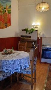 a dining room with a table and a kitchen with a stove at Hermoso loft a pasos del plan de Valparaíso in Valparaíso