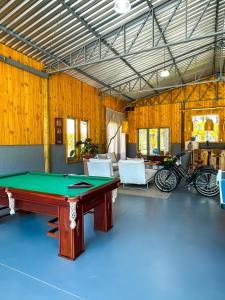 una habitación con una mesa de ping pong. en Morada Das Grimpas, en Palmeira