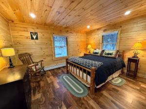 a bedroom with a bed in a log cabin at 2S New log cabin in Bethlehem - privacy, firepit, great location! in Bethlehem +44 photos