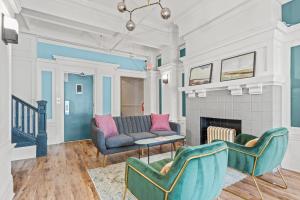 a living room with two chairs and a couch at Kasa La Monarca San Francisco in San Francisco