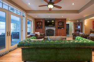 Posezení v ubytování Smooth Sailing on Lake Champlain