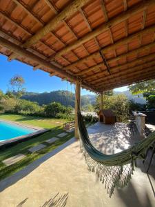 eine Hängematte auf der Terrasse eines Hauses in der Unterkunft Casa da Rota dos Ipês in Domingos Martins