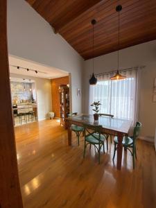 ein Esszimmer mit Tisch und Stühlen und ein Wohnzimmer in der Unterkunft Casa da Rota dos Ipês in Domingos Martins