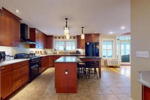 Kuchyň nebo kuchyňský kout v ubytování Smooth Sailing on Lake Champlain