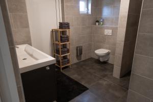 Ένα μπάνιο στο Landelijk gelegen bungalow De Kleine Wulfter +14 φωτογραφίες